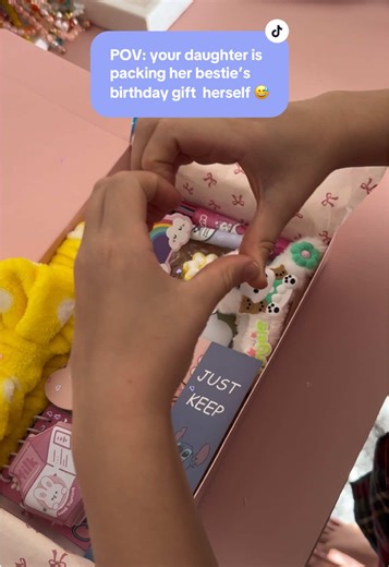 She was so excited to surprise her friend tomorrow. Carefully picking the cutest goodies. Double checking everything. And I just stood there thinking… this is why mums love these scoops. Whether it’s a birthday party, a sleepover surprise, or a cheeky midnight buy because you saw it on your feed and thought, “My daughter would LOVE this”… These aren’t just boxes. They’re little core memories waiting to happen. 💗 #mysterybox #mysteryscoops #birthdaygifts #asmrpacking #luckyscoop