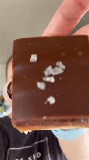 Bougie homemade Twix bars? YES PLS! 😉 Grab the printable recipe in my blog. Recipe link in comments! Cooking with Karli #cookies #cookiebars #shortbread #baking #baker #twix #caramel #homemade #homemadeisbest #shortbread #ganache #chocolate #chocolateganache | Cooking with Karli