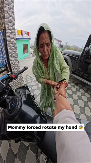 Mommy forced rotate my hand ￼😰