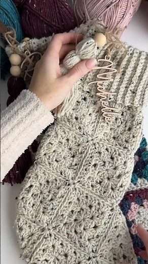 Granny Square Christmas Stocking crochet pattern #crochetpattern #crochettutorial #crochetstocking