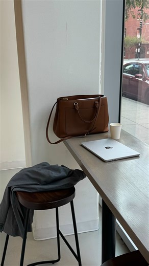 Rachell Jova on Instagram: "I know what a shocker, girls can actually run a successful business without OF 😮 clearly he doesn’t think so just like many of the insecure men on the internet so I wanted to help him out with some views for that music career he’s chasing. I got you 😉 I didn’t grow up knowing how to build businesses. I wasn’t born into wealth, and I definitely didn’t have a roadmap handed to me. I started this whole journey with zero clue what I was doing just a laptop