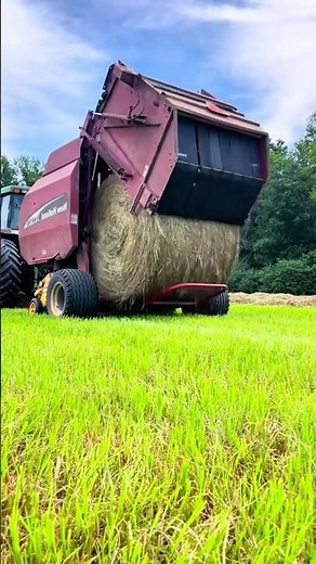 Perfect Unloading – Hay Baler in Precision Action!