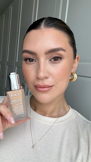Selcan Gürel on Instagram: "Werbung| How to get that SCANDI GLOW with @caiacosmetics Produkte: - Bye bye sleepy eye patches - Wake me up cream in „light to medium“ - That extra hydration setting spray - Dewy drops serum foundation in „20W“ - Front Row concealer in „2W“ - Wake me up powder in „translucent“ - Bronzer in „la digue“ - Lipgloss in „beige gloss“ - That dewy look setting spray Pinsel: - Domed buffer foundation brush F13 - Buffer concealer brush F12 - Setting powder brush F15 - Domed po