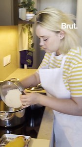 "La friture, pour moi, c'est carrément régressif" Pour elle, ce plat, c'est avant tout un souvenir d'enfance. La cheffe Alexia Duchêne nous raconte sa recette de poulet pané et riz. Une histoire de famille. 🍽 | Brut