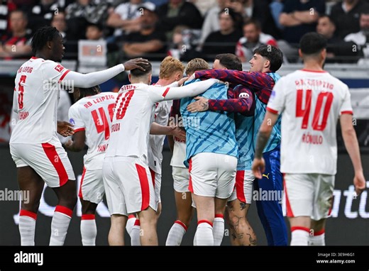 18 April 2026, Hesse, Frankfurt/M.: Soccer, Men: Bundesliga, Eintracht Frankfurt - RB Leipzig, Matchday 30, Deutsche Bank Park. Antonio Nusa (m, RB Leipzig) celebrates his goal to make it 1:2 with the team. Photo: Florian Wiegand/dpa - IMPORTANT NOTE: In accordance with the regulations of the DFL German Football League and the DFB German Football Association, it is prohibited to utilize or have utilized photographs taken in the stadium and/or of the match in the form of sequential images and/or 