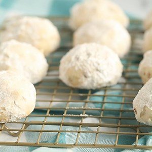 These Butter Pecan Snowball Cookies are melt in your mouth amazing! These cookies are a favorite at Christmas but are scrumptious all year long. https://mariasmixingbowl.com/butter-pecan-snowball-cookies/ | Maria's Mixing Bowl