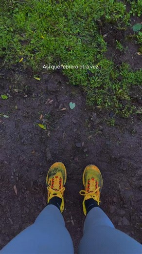 k r i s on Instagram: "Febrero vuelve otra vez, casi sin hacer ruido, y con él esa manera suave que tiene el amor de recordarnos que existe. No siempre llega en grandes gestos ni en promesas eternas; a veces aparece escondido en la naturaleza, en una hoja con forma de corazón, en una piedra partida de cierta manera, en una sombra que parece querer decir algo. Es curioso cómo lo esencial suele ser pequeño y silencioso. Las cosas bonitas están ahí todo el tiempo, pero no se imponen: esperan. Hay q