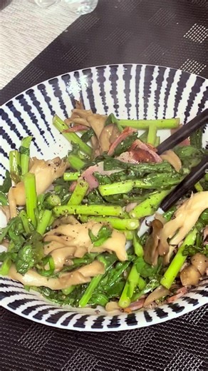 春菊、こう食べたら一瞬で消える。🤤 ベーコン×にんにく×オリーブ炒めが優勝すぎた… #春#春菊レシピ簡#簡単レシピベ#ベーコン料理お#おうちごはん時短レシピ