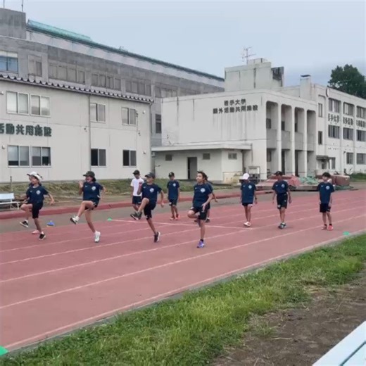 いわてスーパーキッズ発掘・育成事業 on Instagram: "9月7日(日)岩手大学を会場に、U12特別プログラムを実施しました！ 今回は、陸上競技について岩手大学の奥平先生にご指導頂きました！ 小5は、スターティングブロックの使い方やハードル走、最後はリレーをし、盛り上がりました🏃‍♀️🏃 小6は、あいにくの雨により室内で実施しましが、来週末、世界陸上観戦に行く6年生キッズに向けて、選手の紹介や見どころを動画で教えて頂きました✨️ 講師を務めて下った奥平先生、岩手大学陸上競技部の千葉選手、有難うございました♬ #岩手大学陸上競技部 #世界陸上"