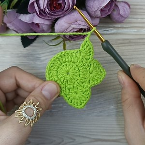 78K views · 2.4K reactions | I made many daisy keychains that are very easy and cute. I gave them as gifts to my friends. #crochet #knitting | Knitting | Facebook