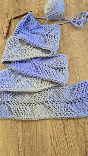 Bulky yarn scarf pattern. #wiamscrafts #knittig #scarfdesign #bulkyyarn
