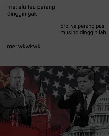 Perang Dingin adalah konflik besar dunia setelah Perang Dunia II (sekitar 1947–1991) antara dua kubu kuat, tanpa perang langsung besar-besaran—makanya disebut “dingin”. 🧭 Dua Kubu Utama Blok Barat Dipimpin Amerika Serikat Ideologi: Kapitalisme & demokrasi Blok Timur Dipimpin Uni Soviet (USSR) Ideologi: Komunisme Mereka tidak saling menyerang langsung, tapi saling: Adu pengaruh 🌍 Adu kekuatan militer 💣 Adu teknologi 🚀 Adu ideologi 📢 🔥 Bentuk Perang Dingin Walau “dingin”, konfliknya nyata da