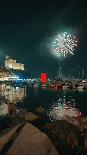 Quando il golfo si accende per Sant’Erasmo. #UnaStoriaDiQui Ogni estate, il patrono dei marinai torna tra le onde. Una barca lo accompagna sul mare, seguito da un corteo silenzioso di luci. Poi il cielo si accende, il castello e le barche brillano, e la festa abbraccia tutto il golfo. È il momento in cui i riti della tradizione e il mare si stringono insieme. Un’emozione che appartiene a tutti: a chi vive qui, e a chi arriva per sentirsi parte di questa storia. #UnaStoriaDiQui #SantErasmo #Golfo