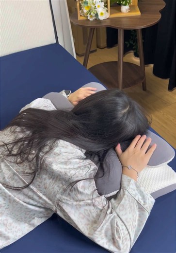 I love this pillow!! One night with this pillow and I'm never going back. #neckpillow #memoryfoampillow #foryoupage #backpain #pillow #coolingpillow #sleep #necksupport #ergonomicpillow #memoryfoam #summervibes