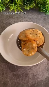 Rice flour Papdi Recipe: Ingredients: 2 tbsp sago(sabudana)(soaked) 2 cup rice flour 2 tbsp moong dal (soaked) 6-7 garlic cloves 2 inch ginger 5-6 green chilli 3 tbsp chopped curry leaves 3 tbsp butter Salt to taste 1 tsp cumin seeds Hot water as required Oil for frying #riceflourpapdi #mathri #nimki #snack #teatimesnacks #eveningsnacks #namkeen #riceflourrecipes #food #foodie #foodlover #foodporn #foodblogger #foodstagram #reels #reelsinstagram #cookingvideo #easyrecipes | Cooking_with_tripti