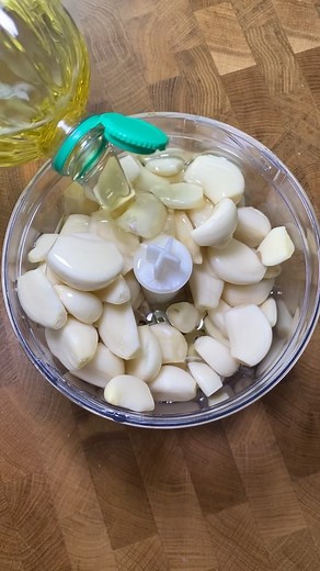 Maman astuces on Instagram: "Conservation ail Tu peux enlever le germe vert au centre (moins digeste pour certains) personnellement je ne le fais pas. Recouvert d’huile, tu peux ainsi conserver ton ail au frais des semaines 😉. #astuce #astucecuisine #ail #astuceconservation #mamanastuces #astuces #maison #cuisinefacile"