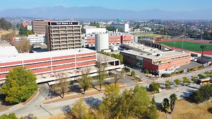 【天下新聞】南加州: CSU系統率先將人工智能與教育結合 加州州立大學(CSU)系統將成為全國首批將人工智能技術整合入教育體系的機構之一，為學生、教職員工提供免費訪問。 週二，加州州立大學宣佈，將在接下來的幾週內，與全球領先的科技公司以及加州州長紐森(Gavin Newsom)辦公室合作，推動人工智能驅動的高等教育系統。加州州立大學官員表示，所有23所校園都將引入人工智能培訓、學習和教學工具，包括ChatGPT Education，使學生、教職員工能夠利用技術來適應快速發展的需求。 另外，加州州立大學表示，還計劃建立一個人工智能公共中心，用來提供人工智能工具等服務。學生可以加入學徒計劃，使他們能夠在廣泛應用人工智能技術的組織中工作。 -------------------- #天下衛視 #天下新聞 #skylinktv #news #南加州 #SoCal #CSU #加州州立大學 #AI #人工智能 #教育 #education #school #學校 | Sky Link TV 天下衛視