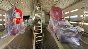 🚚 🏁 🚨 Partenaire officiel des 24 Heures Camions, nous étions présents, en septembre, au Circuit Bugatti du Mans. Nous y avons officiellement lancé la signature « 01 customized by Renault Trucks ». Avec elle, le savoir-faire du Centre d’Adaptation de l’usine de Bourg-en-Bresse est mis au service des transporteurs désirant ✔ valoriser leur entreprise, ✔ fidéliser leurs conducteurs grâce à des camions d’exception. | Renault Trucks France