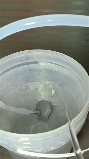 Diaphragm pump, equipped with fluid pressure stabilizing valve, for stable fluid output.