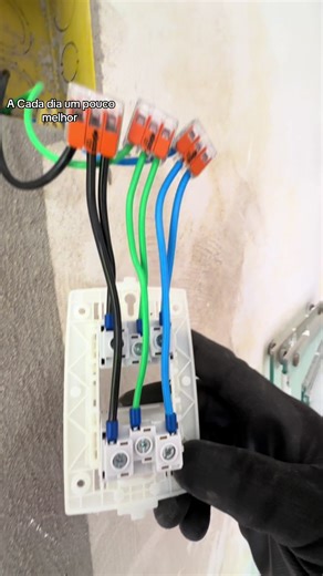 Onde a mágica acontece... e a segurança também. ✨ Uma instalação elétrica é como uma corrente: ela só é tão forte quanto o seu elo mais fraco. Garantir conexões perfeitas é o que separa um amador de um profissional de excelência. Menos faíscas, mais tranquilidade. 🛠️⚡️ #eletrica #obra #projetos #engenharia #obra