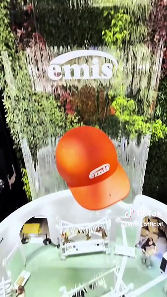 [EMIS TAICHUNG STORE OPEN] 🧢EVERY MOMENT IS SPECIAL🧢 🎁開幕活動： 1. 現場任意消費即可擁有1次幸運抽獎機會 2. 現場任意消費即可擁有EMIS城市限定貼紙1種 3. 消費滿2,999、3,999、 4,999元以上, 即可獲贈EMIS限量商品 *活動將於開業前7天 5/29(Wed) - 6/11(Wed)進行 *贈品將以先到先得及隨機方式發送，數量有限，送完即止 📍地址：台中市西區公益路68號 勤美誠品B2 ⏰營業時間：每日11:00AM-9:30PM（週末11AM-10PM）