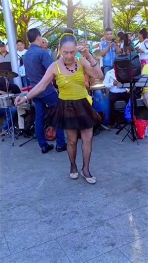 wow yajaira bailando la sampuesana con marimba para su público🎵🎶👏#shorts #música #short #show #viral