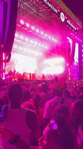 Based on this performance, Wizkid looks truly fired up. I have a feeling this album is going to be something special. He also seems a lot more like himself lately. It feels like he’s gradually finding the strength to move forward after losing his mom, choosing to keep living for