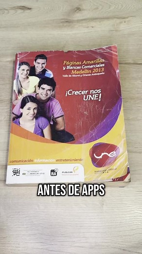 Antes de las apps y el delivery en 10 minutos, así pedíamos pizza en Medellín. 📞🍕📖 Buscábamos en Páginas Amarillas, recortábamos un cupón y llamábamos desde un teléfono fijo. ¡Sin rastreo, sin confirmación, solo FE en que llegaría! 😂 Si viviste esto, mereces una pizza gratis… (mentira, pero ven a disfrutar una pizza bien retro con nosotros). 🍕✨ ¿Tú alcanzaste a hacer esto? #AsíPedíamosPizza #NostalgiaRetro #PizzaTime #PáginasAmarillas #PizzaLovers #AntesVsAhora #TBT #RetroVibes #RecuerdosDe