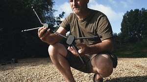 Carbon Compact Pod | Setup für 2 oder 3 Ruten https://newdirectiontackle.co.uk/product_detail.php?productname=P7-5 3 Ruten Version: https://newdirectiontackle.co.uk/product_detail.php?productname=P7-6 ▪ Cleverer Klappmechanismus☑ ▪ Echtes Carbon ☑ ▪ Matt Schwarz eloxiertes Alu ☑ ▪ Ultraleicht ☑ ▪ Hoch qualitative Tasche ☑ ▪ Fächer auf beiden Außenseiten für Banksticks ☑ 😎👍 | New Direction Tackle Germany