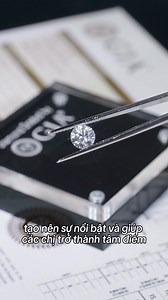 Gợi Ý Thiết Kế Trang Sức Kim Cương Tôn Viên Chủ Từ 4ly5 - 6ly3. Jemmia đang có sẵn rất nhiều thiết kế trang sức kim cương đa dạng phong cách, phù hợp với nhiều kích thước viên chủ 4ly5, 5ly4 đến 6ly3. Mỗi thiết kế đều được thiết kế và chế tác khéo léo để viên chủ tỏa sáng rực rỡ nhất, mang lại vẻ đẹp sang trọng đẳng cấp cho người sở hữu. 100% kim cương tại Jemmia được nhập khẩu hải quan chính ngạch, được kiểm định đầy đủ bởi GIA. Vì vậy, bạn hoàn toàn yên tâm khi lựa chọn trang sức kim cương tại