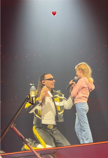 🫶🏼 (Ich habe es nur geteilt, weil man die Kleine kaum erkennen kann.) #apache207 O5.12.25 #arenatour2025 #Oberhausen #federairlines #konzert @Apache 207