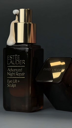 Lifting, sculpting & eye glow in one step? Yes, please! Tried the NEW Estée Lauder Eye Lift Sculpt and I’m impressed. 💫 Targets 4 eye zones — lids, undereyes, crow’s feet & inner corners. 🌙 AM & PM use with just 1 pump — smooth, firm, and visibly lifted look. Let’s just say… my eye game leveled up. @EsteeLauder & @communityxseen #esteelauder #giftedbyestéelauder #advancednightrepair #skincare #nighttimeskincare #communityxseen | Anastasia UGC