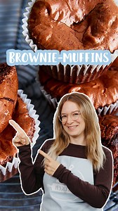 Brownie-Muffins📌 Rezept zum Speichern Amerikanische Brownies sind klassischerweise besonders saftig und unvergleichlich lecker! Auch in Muffinform machen sich Brownies wunderbar und sind auf jeder Party gerne gesehen! 😋❤️ ZUTATEN FÜR DIE MUFFINS 150 g Zartbitterschokolade 125 g Butter 2 Eier (Gr. M) 170 g Zucker 80 g Mehl 1 Prise Salz 2 EL Kakaopulver ZUBEREITUNG 1. Schritt Zartbitterschokolade grob hacken und mit der Butter gemeinsam im Wasserbad schmelzen, dann ca. 5 Min. abkühlen lassen. Of