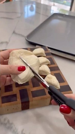 Make pretzel bites from flaky biscuit dough (they actually taste like pretzels!) #easyrecipes