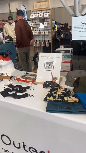 A Bostonian adopted a faceGlove every 5 min for 3 days at #snowboundexpo this weekend. I had to drive back to North Conway in the middle of Fri night to get more faceGlove GOs, fueled on @wafflecabinfranchising Skiers from age 5-75 all related choosing between a wet ski mask or a cold nose. They understood that covering breathing causes goggle-fog. They thought making a nose cover out of Gore-Tex and POLARTEC fleece was a good idea. They also didn’t hate that we hand-make them with a small team 