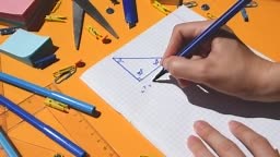 tangan siswa menggambar segitiga dan memecahkan geometri segitiga...