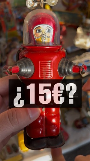 Hoy os enseño este increíble robot de hojalata llamado OBOT, una pieza que, aunque no es el original japonés, tiene un encanto especial. 🤖✨ Está marcado como “Tin Tom Toy”, lo que indica que probablemente sea una reproducción europea inspirada en los míticos robots de hojalata japoneses de mediados del siglo XX. 🇯🇵 Las versiones originales fueron fabricadas por legendarias marcas como Masudaya (Modern Toys), Nomura (TN), Yonezawa o Horikawa, que dieron vida a algunos de los robots más icónico