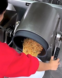 The noodle spinning tool is super helpful🍜 | Art & Painting