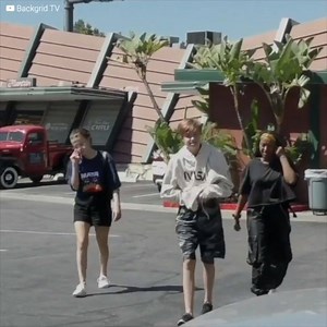 Il y a un an, Shiloh Jolie Pitt a commencé son changement de genre, et bien que ce soit ce dont elle a toujours rêvé dans sa vie, il paraîtrait qu’elle serait en train de regretter cette décision radicale. C’est ainsi qu’elle l’a prouvé dans une photo qui a surpris et inquiété tous ses abonnés. Abonnez-vous à notre chaîne youtube : http://bit.ly/yt-icones | Icônes