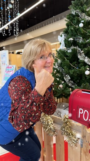 🎅✨ Le Père Noël arrive ! ✨🎅 Dès le mercredi 3 décembre à 15h, le Père Noël fera son grand retour parmi nous ! 🎄✨ Et ce n’est pas tout… 📬 Vous pouvez dès à présent déposer vos lettres dans la boîte aux lettres du Père Noël. Il se fera un plaisir de les lire avant sa venue ! Préparez vos souhaits, sortez vos plus beaux crayons… La saison des rêves commence ! ❄️💌 #leclerc #muillevillette | E.leclerc Muille Villette