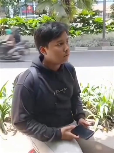 Seorang pengemudi ojek online mitra Shopee dilaporkan kehilangan sepeda motor yang diparkirkannya di area dekat lapangan padel ITC Kuningan, Jakarta, pada Rabu (25/2). Akibat kejadian tersebut, korban terpaksa menghentikan sementara aktivitas kerjanya sebagai pengemudi ojek online. 🎥 Seputar Media Indonesia #SekilasInfoJakarta