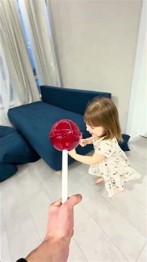 The baby doesn’t want to exchange huge lollipops😱cat mode🐈♥️