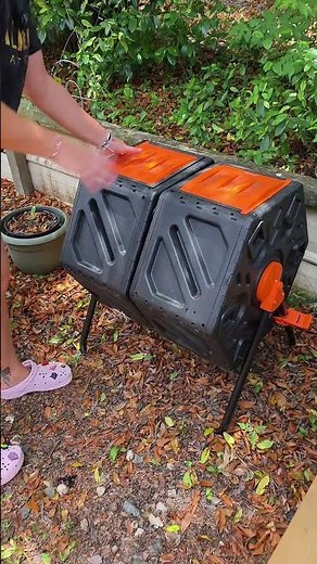 These are the best way to add nutrient rich soil to your gardens! 🙂 #gardeninghacks #dualcomposter