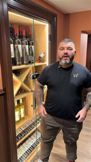 Step into the kitchen with Jamie as we prepare Pulpo a la Gallega, one of the most iconic dishes from northern Spain. This traditional Galician recipe is all about simplicity, tender octopus, carefully simmered until soft, then sliced and served over warm potatoes. Finished with a drizzle of extra-virgin olive oil and a generous sprinkle of smoky paprika, it’s a dish that celebrates pure, honest flavours. 🇪🇸 A true taste of Galicia, crafted with care in our kitchen. 🍽️ Book your table via the