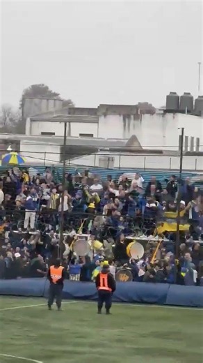 🇺🇦La hinchada de Atlanta festeja el triunfo en Libertad que lo mantiene como líder del campeonato.