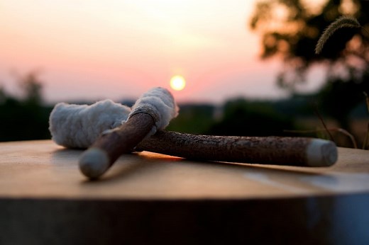 Qué es un chamán y qué hace: prácticas y rituales