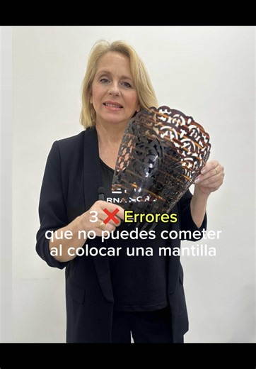3 ❌ Errores que no puedes cometer al colocar una mantilla. No es solo estética… es técnica, estructura y precisión. Un pequeño detalle puede cambiarlo todo. Guarda este vídeo si quieres hacerlo bien de verdad. 🖤 👉 ¿Cuál de estos errores has visto más? Te Leo 👇👇👇 👉Te esperamos en Avd. José Laguillo 3, Sevilla 674367232 Para citas #Mantilla #peluqueriasevilla #JuevesSanto #PeluqueríaEncarnaMoreno #Sevilla