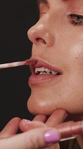 INIKA's ambassador and beauty warrior @robynlawley is luminous in this behind the scenes photoshoot of our multipurpose Radiant Glow. Ideal for use as a primer, moisturiser or an all-over finishing highlighter, the Certified Organic formula features light reflective technology to create a silky-smooth, dewy finish, while enriching botanicals work together to firm skin and revitalise its natural vibrancy and luminosity. 🤍 | INIKA Organic