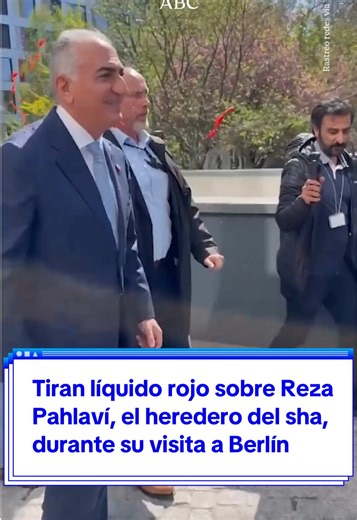 Reza Pahlaví atacado en Berlín con líquido rojo