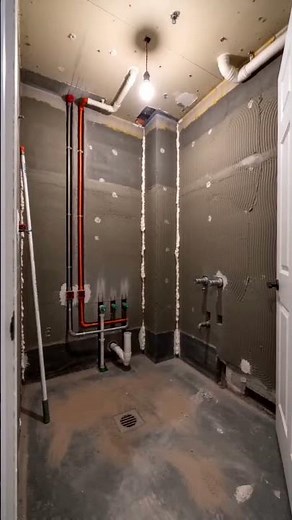 Ristrutturazione bagno piccolo: stile moderno con finiture effetto marmo